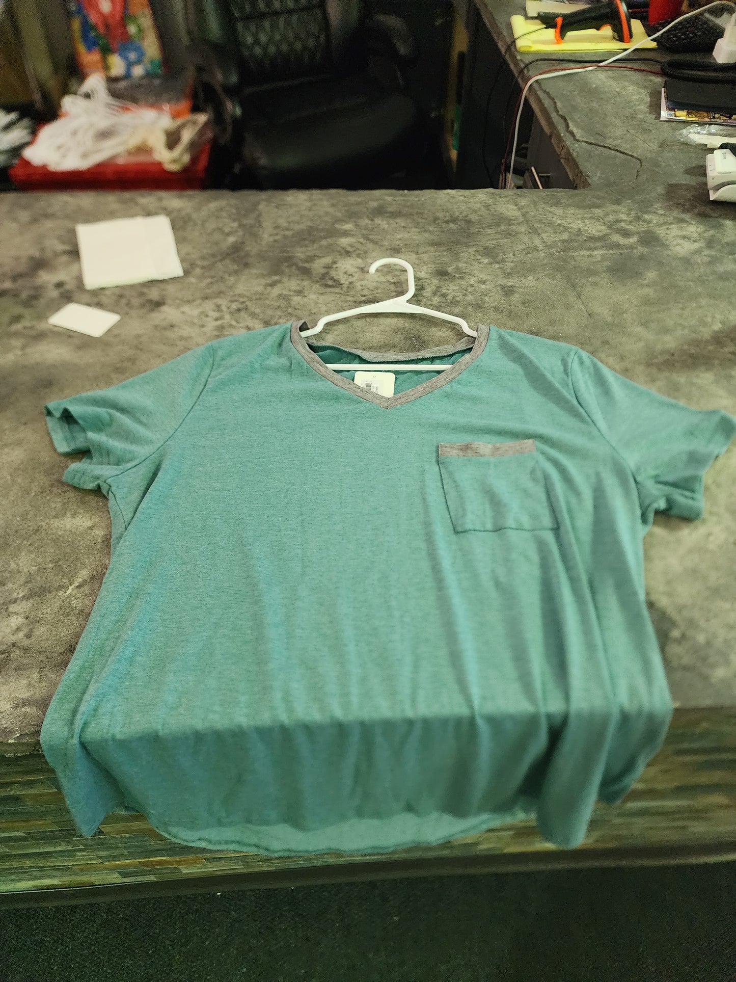 V NECK TEE W/POCKET