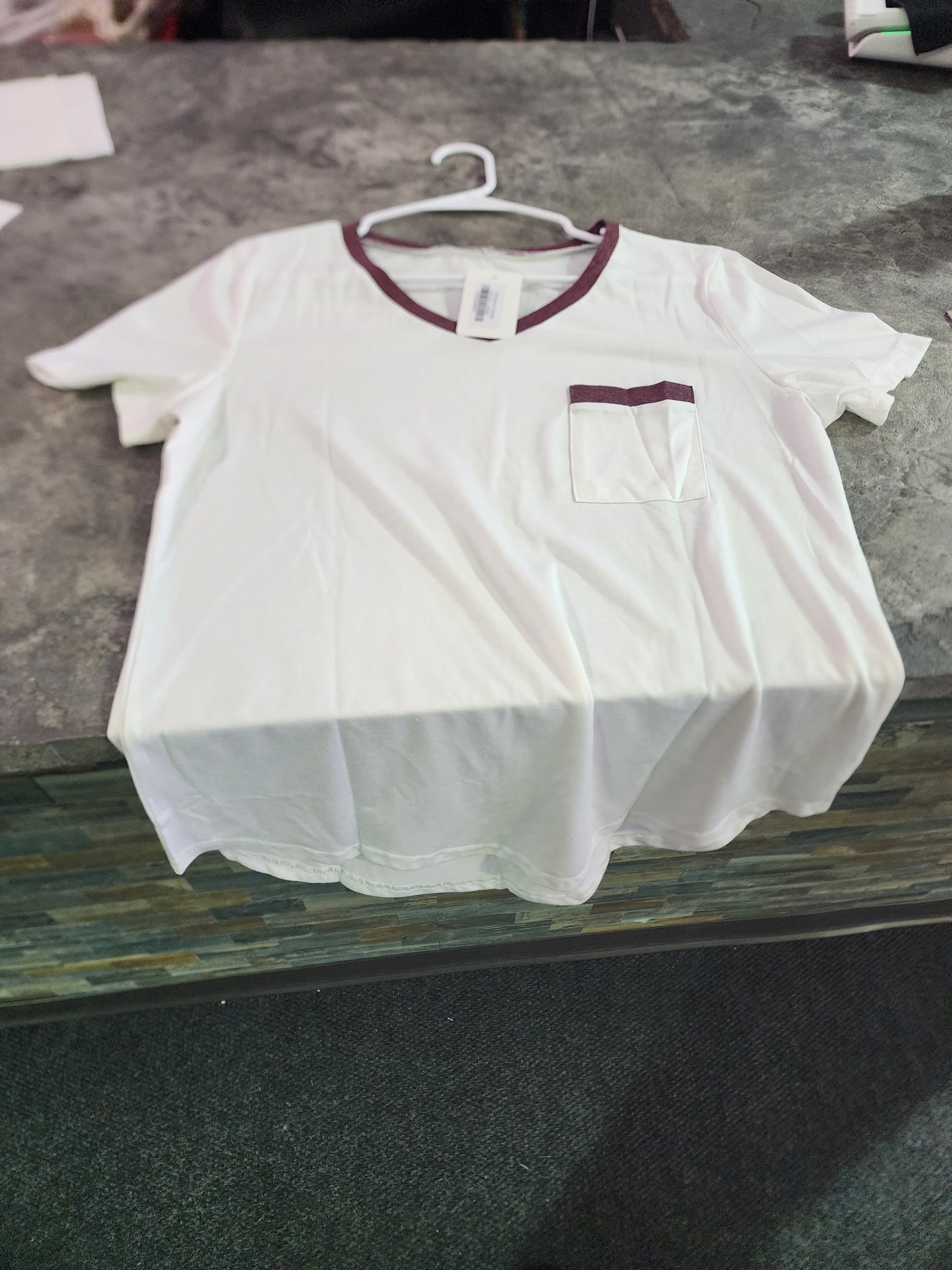 V NECK TEE W/POCKET